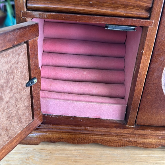 Vintage Jewelry Box in Good Condition one missing little knob at bottom - Picture 7 of 10
